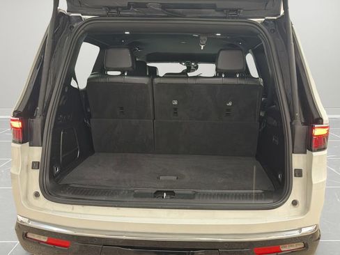 Used 2024 Jeep Wagoneer Series III AWD/4WD image 23