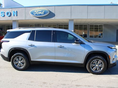 Used 2024 Chevrolet Traverse LT image 2