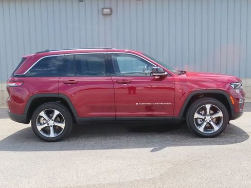 Used 2023 Jeep Grand Cherokee Limited w/ Luxury Tech Group II AWD/4WD image 3