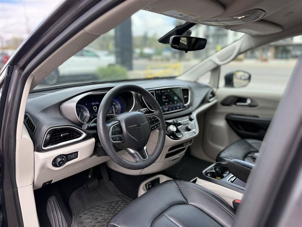Used 2023 Chrysler Pacifica Touring-L FWD image 12