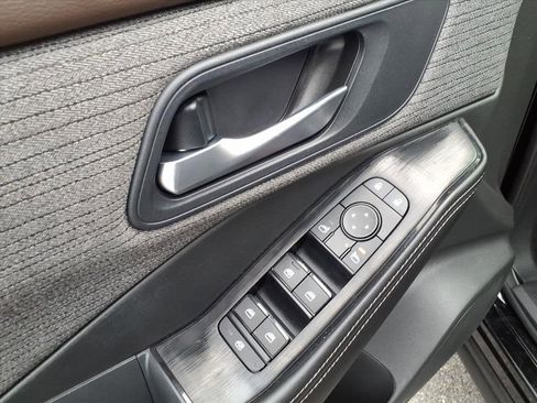 Used 2023 Nissan Rogue SV image 16