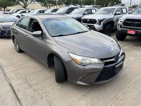 Used 2015 Toyota Camry SE image 3