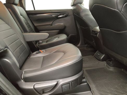 Used 2020 Toyota Highlander XLE image 19