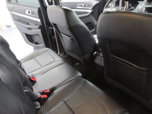 Used 2017 Ford Explorer XLT w/ Equipment Group 202A AWD/4WD image 28