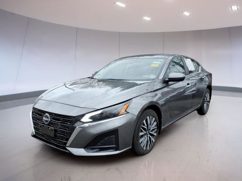 Used 2023 Nissan Altima 2.5 SV image 2