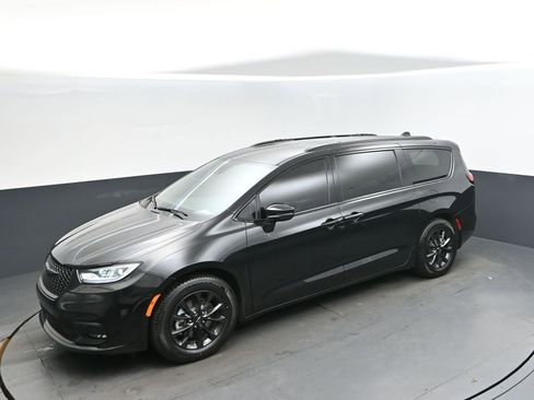 Used 2022 Chrysler Pacifica Touring-L w/ S Appearance Package image 32