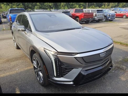 Used 2025 Cadillac Optiq Luxury 2 w/ LPO, Floor Liner Package AWD/4WD image 6