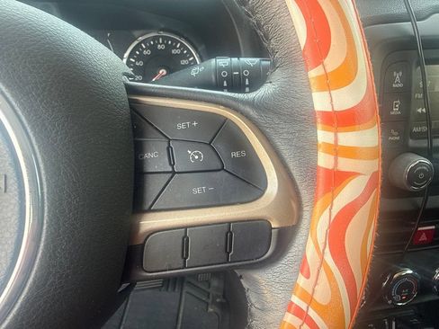 Used 2017 Jeep Renegade Latitude FWD image 21