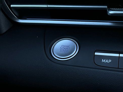 Used 2025 Hyundai Elantra Limited image 32