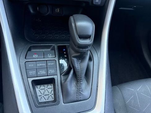 Used 2025 Toyota RAV4 XLE AWD/4WD image 22
