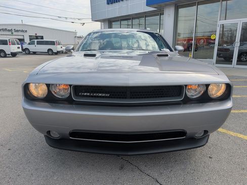 Used 2014 Dodge Challenger SXT RWD image 2