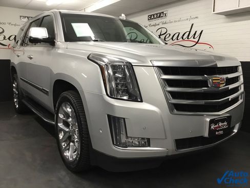 Used 2017 Cadillac Escalade Luxury image 3