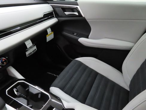 New 2026 Mitsubishi Outlander SE FWD image 18