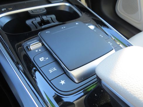 Used 2022 Mercedes-Benz GLB 250 4MATIC image 25