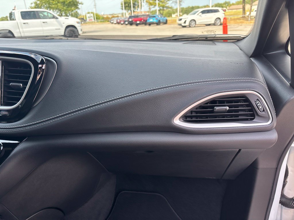 New 2027 Chrysler Pacifica Select FWD image 30