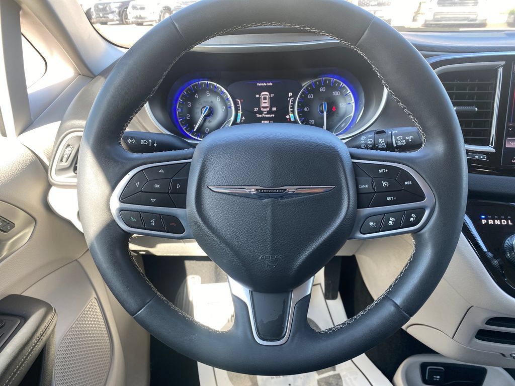 Used 2024 Chrysler Pacifica Touring-L FWD image 15