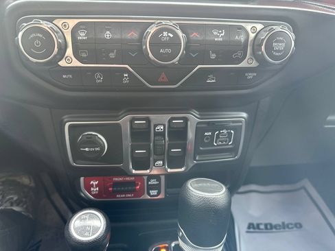 Used 2022 Jeep Gladiator Rubicon w/ Cold Weather Group AWD/4WD image 16