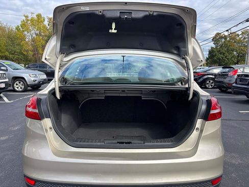 Used 2018 Ford Focus SE w/ SE Appearance Package image 10