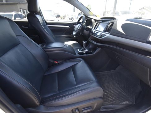 Used 2019 Toyota Highlander XLE AWD/4WD image 21