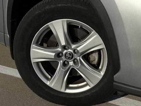 Used 2024 Toyota Highlander LE image 9