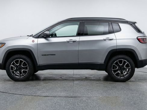 Used 2025 Jeep Compass Trailhawk AWD/4WD image 5