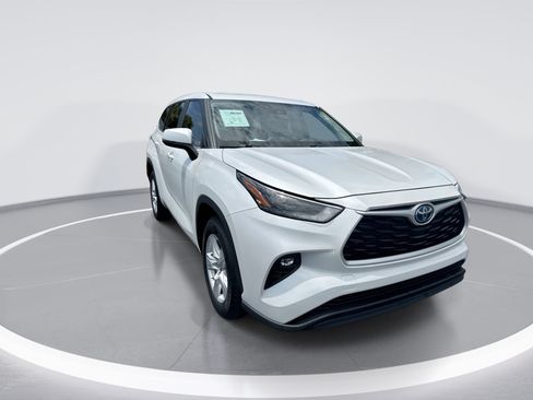 Used 2023 Toyota Highlander LE FWD image 2
