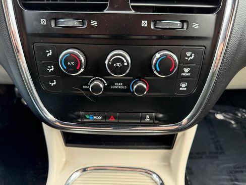 Used 2019 Dodge Grand Caravan SXT FWD image 15