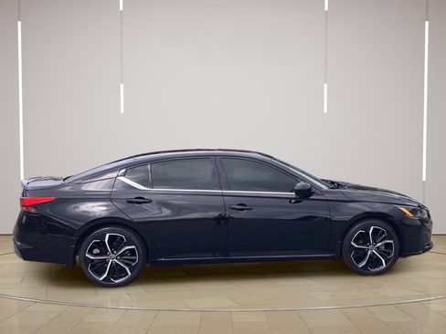 Used 2024 Nissan Altima 2.5 SR w/ SR Premium Package FWD image 9
