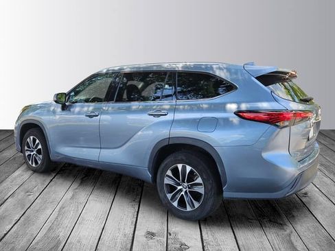 Used 2021 Toyota Highlander XLE FWD image 3
