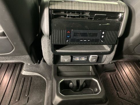 Used 2022 Jeep Wagoneer Series III w/ Premium Group I image 35