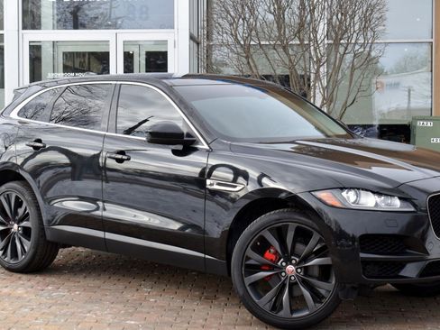 Used 2019 Jaguar F-PACE Prestige image 3