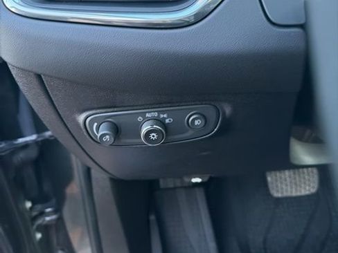 Used 2018 Chevrolet Equinox Premier image 19