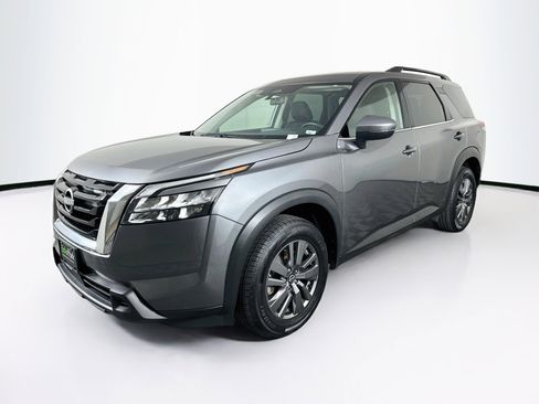 Used 2025 Nissan Pathfinder SV FWD image 3