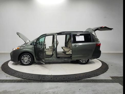 Used 2020 Toyota Sienna XLE Premium FWD image 13