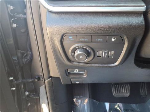 Used 2022 Jeep Grand Cherokee Overland AWD/4WD image 40