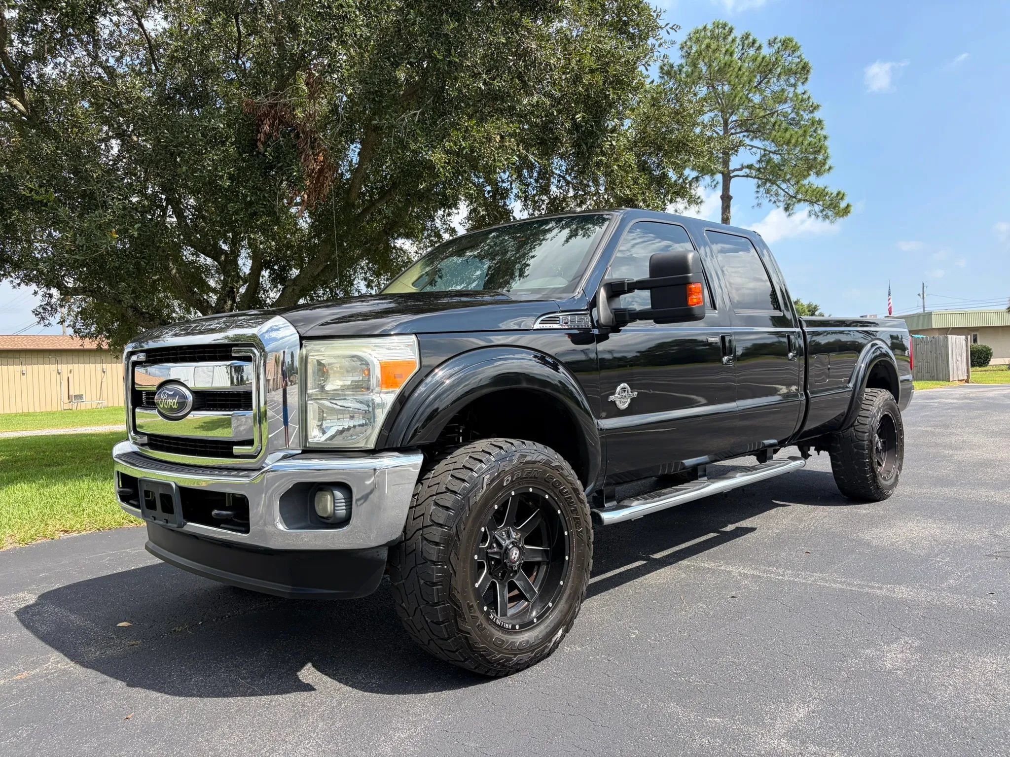 Used 2011 Ford F350 Lariat w/ Lariat Ultimate Pkg AWD/4WD image 2