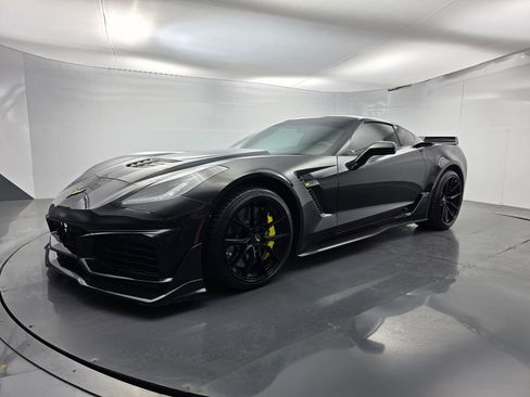 Used 2015 Chevrolet Corvette Z06 w/ 3LZ Preferred Equipment Group RWD image 8