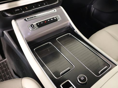 Used 2025 Lincoln Aviator 2WD image 8