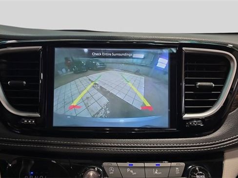 Used 2024 Chrysler Pacifica Limited image 19