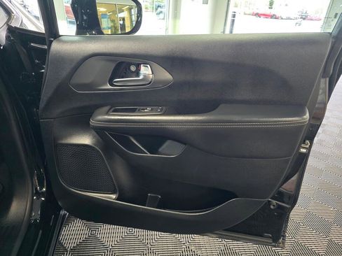 Used 2025 Chrysler Pacifica Select image 40