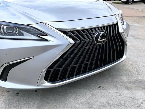 Used 2025 Lexus ES 300h w/ Premium Package image 30