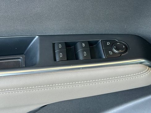 Used 2026 GMC Acadia Elevation w/ Elevation Premium Package FWD image 12