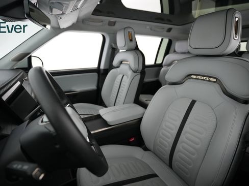 Used 2024 Rivian R1S Adventure image 4