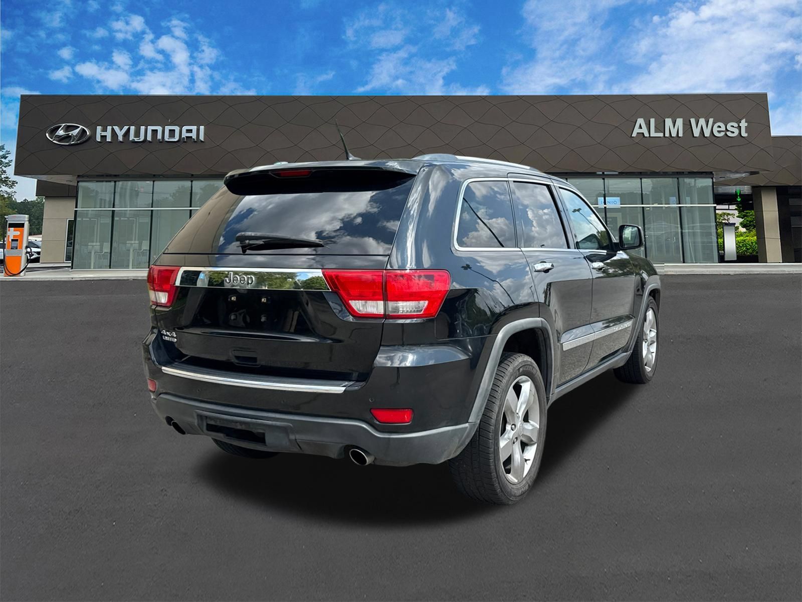 Used 2011 Jeep Grand Cherokee Limited w/ Luxury Group II AWD/4WD image 5