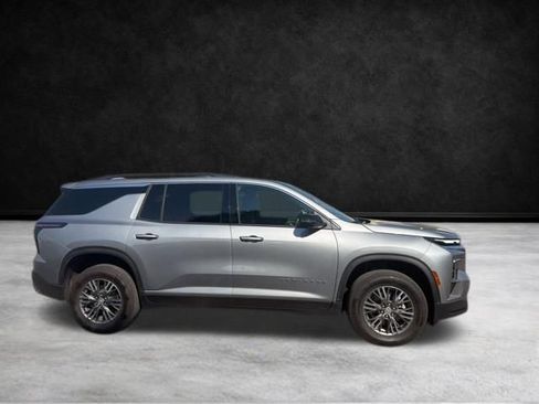 Used 2025 Chevrolet Traverse LT w/ Driver Confidence Package image 5