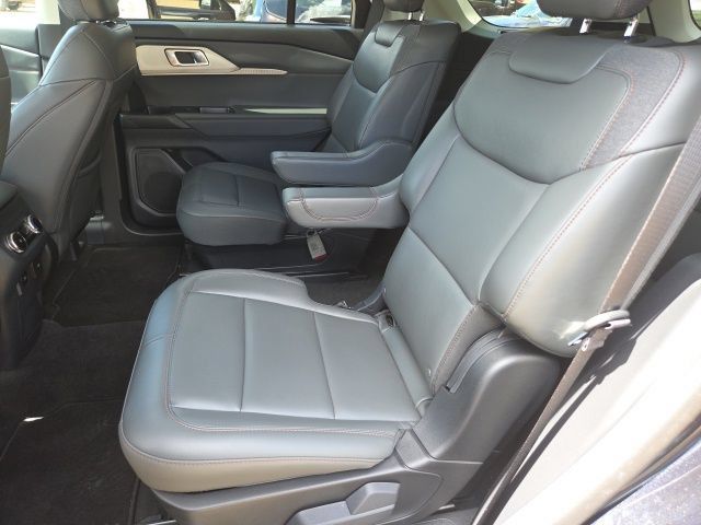 Used 2026 Ford Explorer Active w/ Active Comfort Package RWD image 6