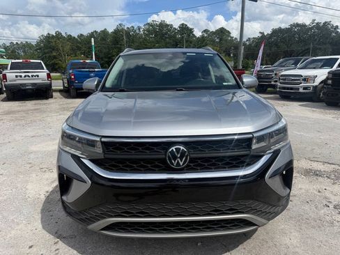 Used 2023 Volkswagen Taos SE w/ Panoramic Sunroof Package FWD image 2