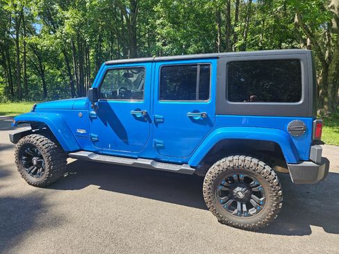 Used 2015 Jeep Wrangler Unlimited Sahara AWD/4WD image 3
