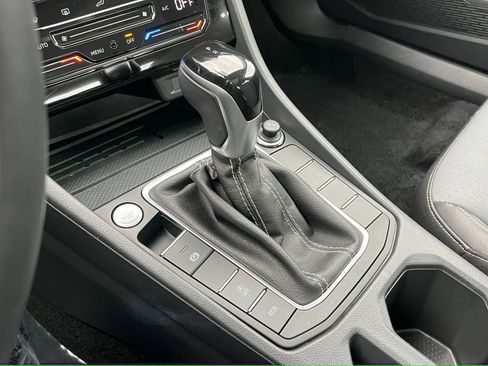 Used 2025 Volkswagen Jetta SE image 40