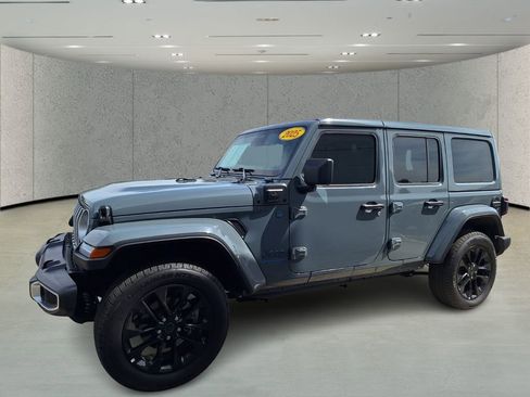 Used 2025 Jeep Wrangler Unlimited Sahara w/ Safety Group AWD/4WD image 9